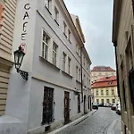 U Cervene Zidle - Red Chair 3*