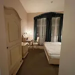 U Cervene Zidle - Red Chair 3*