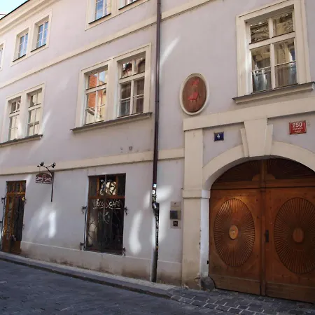 U Cervene Zidle - Red Chair Hotel