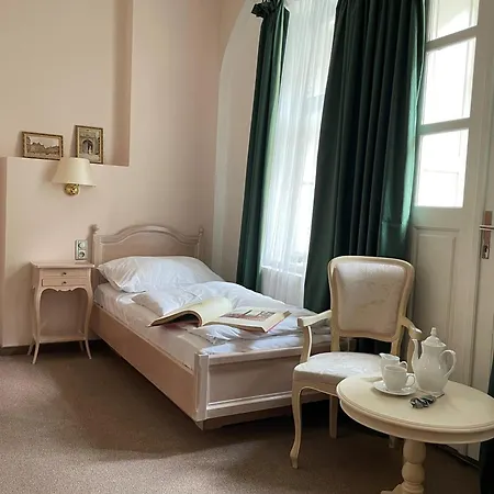 U Cervene Zidle - Red Chair 3* Prague