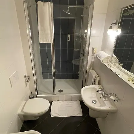 色温兹多红椅酒店