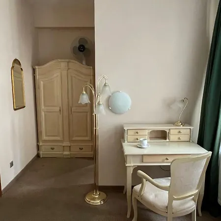 U Cervene Zidle - Red Chair Отель 3*