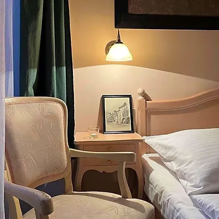 U Cervene Zidle - Red Chair 3*