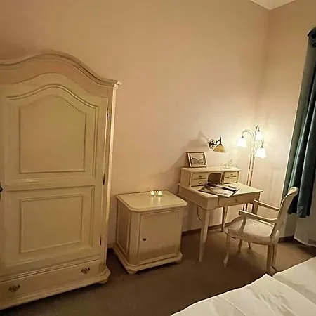 Szálloda U Cervene Zidle - Red Chair 3*