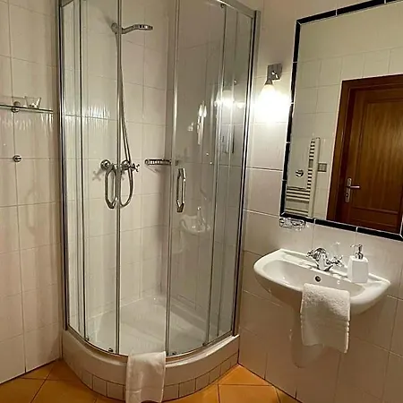 U Cervene Zidle - Red Chair 3* Praha