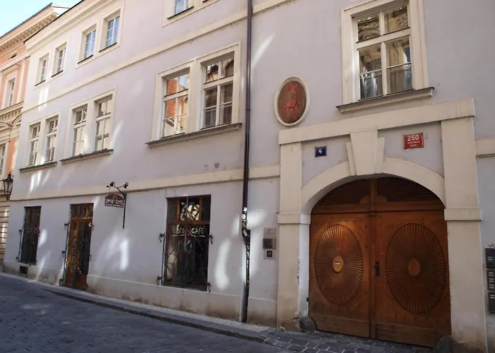 U Cervene Zidle - Red Chair Hotel