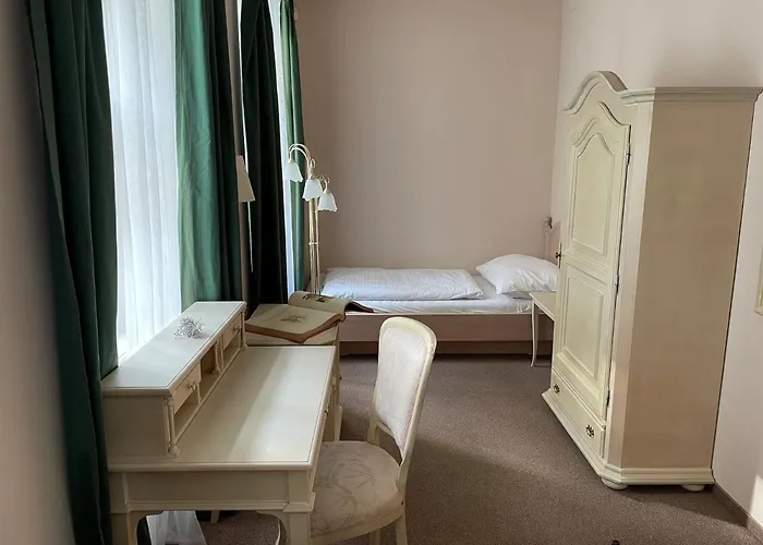 U Cervene Zidle - Red Chair Hotell 3*