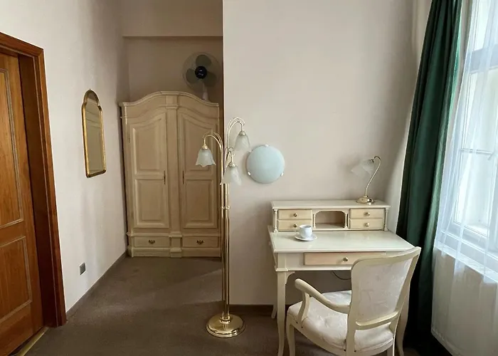 U Cervene Zidle - Red Chair Hotell 3*