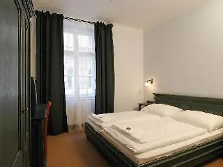 U Cervene Zidle - Red Chair 3* براغ